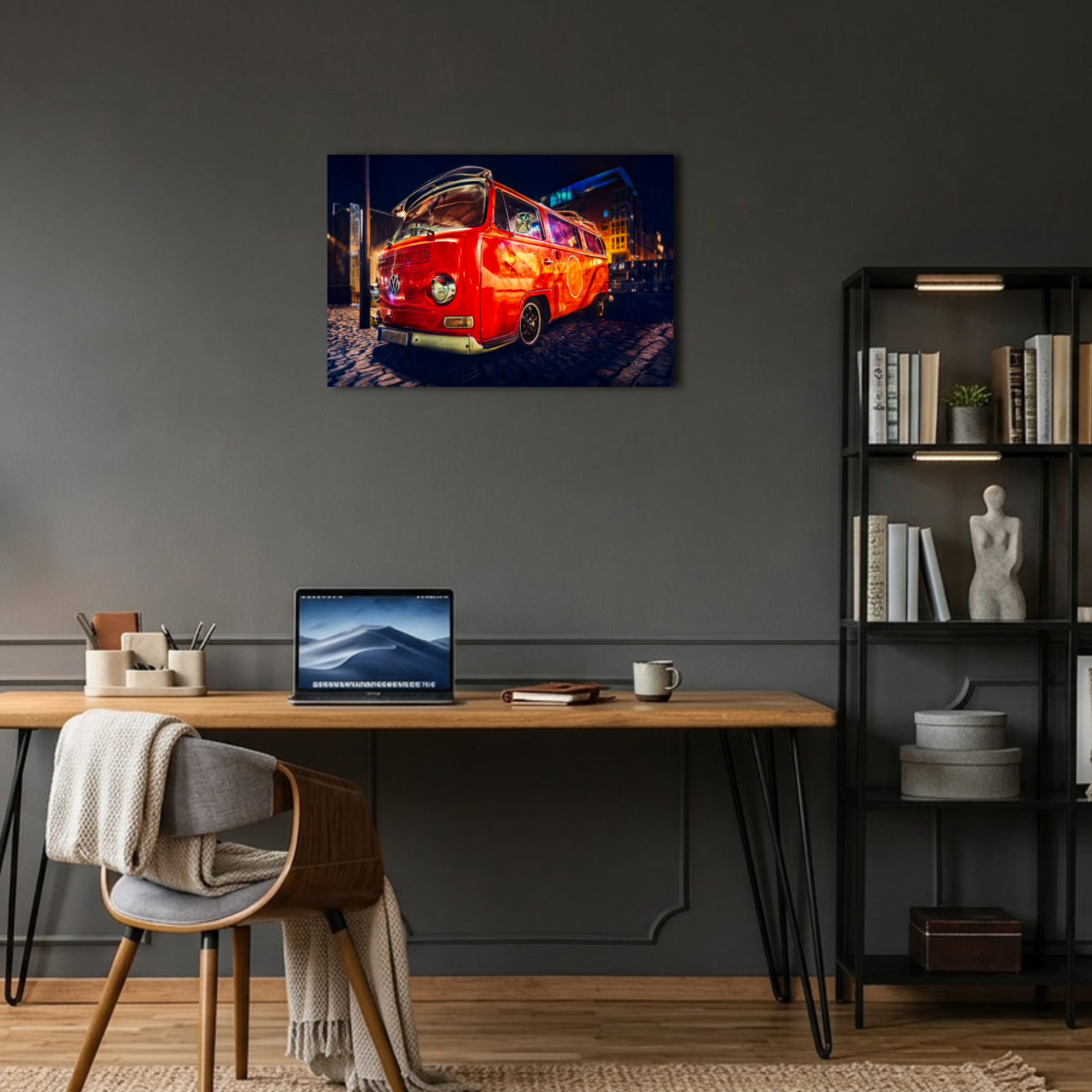 Gece Sokakta Kırmızı Klasik VW Karavan Metal Poster